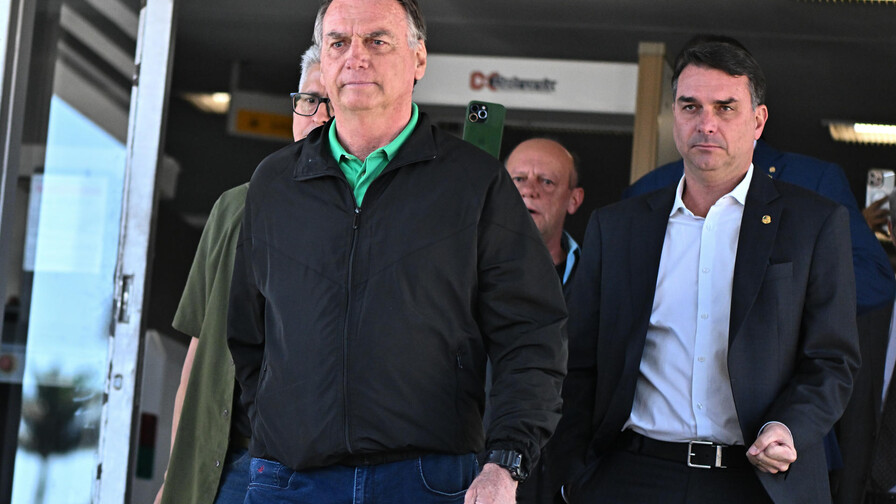 En el nombre del padre: los Bolsonaro, candidatos a todo en las elecciones brasile&ntilde;as