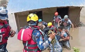Rescatistas buscan a un millar de personas tras riadas entre Nepal y T&iacute;bet