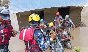 Rescatistas buscan a un millar de personas tras riadas entre Nepal y T&iacute;bet