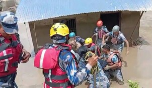 Rescatistas buscan a un millar de personas tras riadas entre Nepal y T&iacute;bet