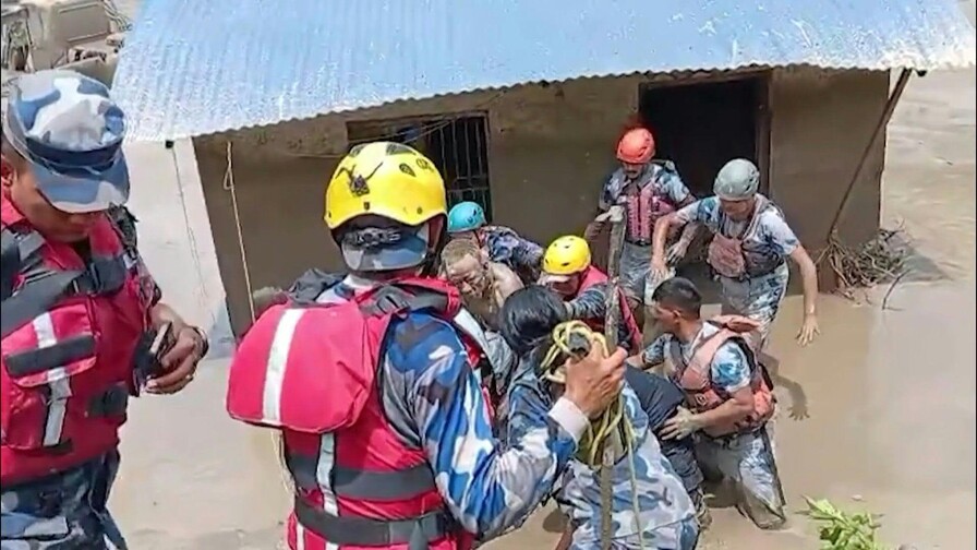 Rescatistas buscan a un millar de personas tras riadas entre Nepal y T&iacute;bet
