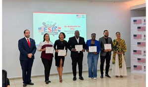 Programa de ingl&eacute;s para periodistas grad&uacute;a a m&aacute;s de 40 profesionales dominicanos