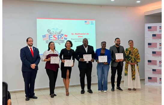 Programa de ingl&eacute;s para periodistas grad&uacute;a a m&aacute;s de 40 profesionales dominicanos