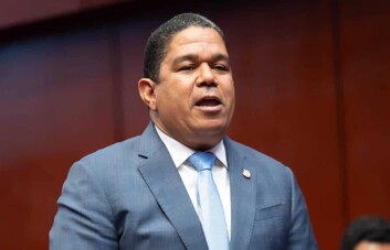 Senador Moisés Ayala exige solución definitiva para el tramo carretero “El Derrumbao” en Barahona