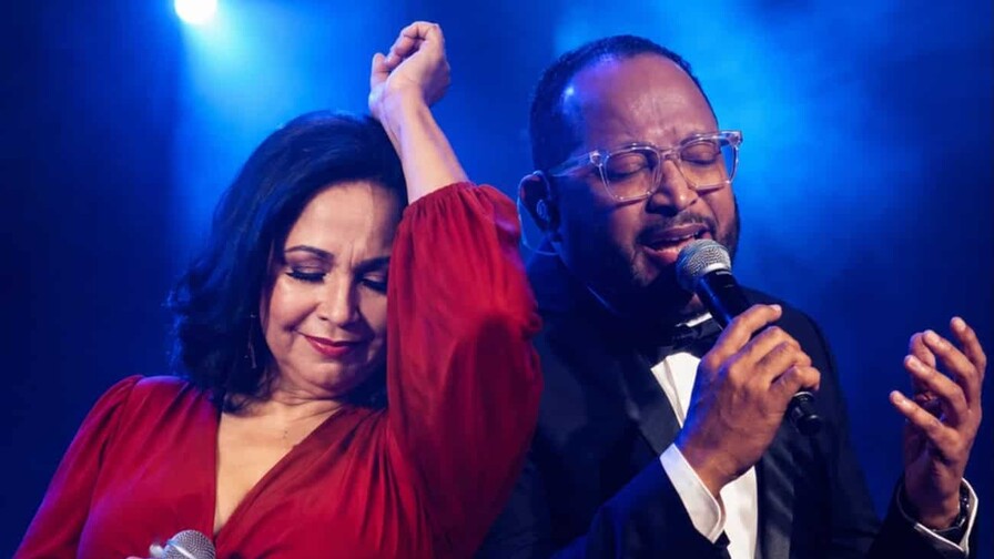 Adalgisa Pantaleón y Samuel González presentan su interpretación de Para dormir contigo Adalgisa Pantaleón y Samuel González presentan su interpretación de Para dormir contigo