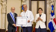 Abinader otorga la Orden al M&eacute;rito de Duarte, S&aacute;nchez y Mella a Frank Moya Pons