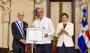 Abinader otorga la Orden al M&eacute;rito de Duarte, S&aacute;nchez y Mella a Frank Moya Pons