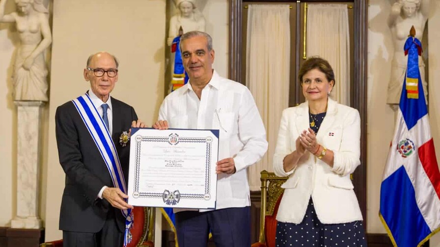 Abinader otorga la Orden al Mérito de Duarte, Sánchez y Mella a Frank Moya Pons Abinader otorga la Orden al Mérito de Duarte, Sánchez y Mella a Frank Moya Pons