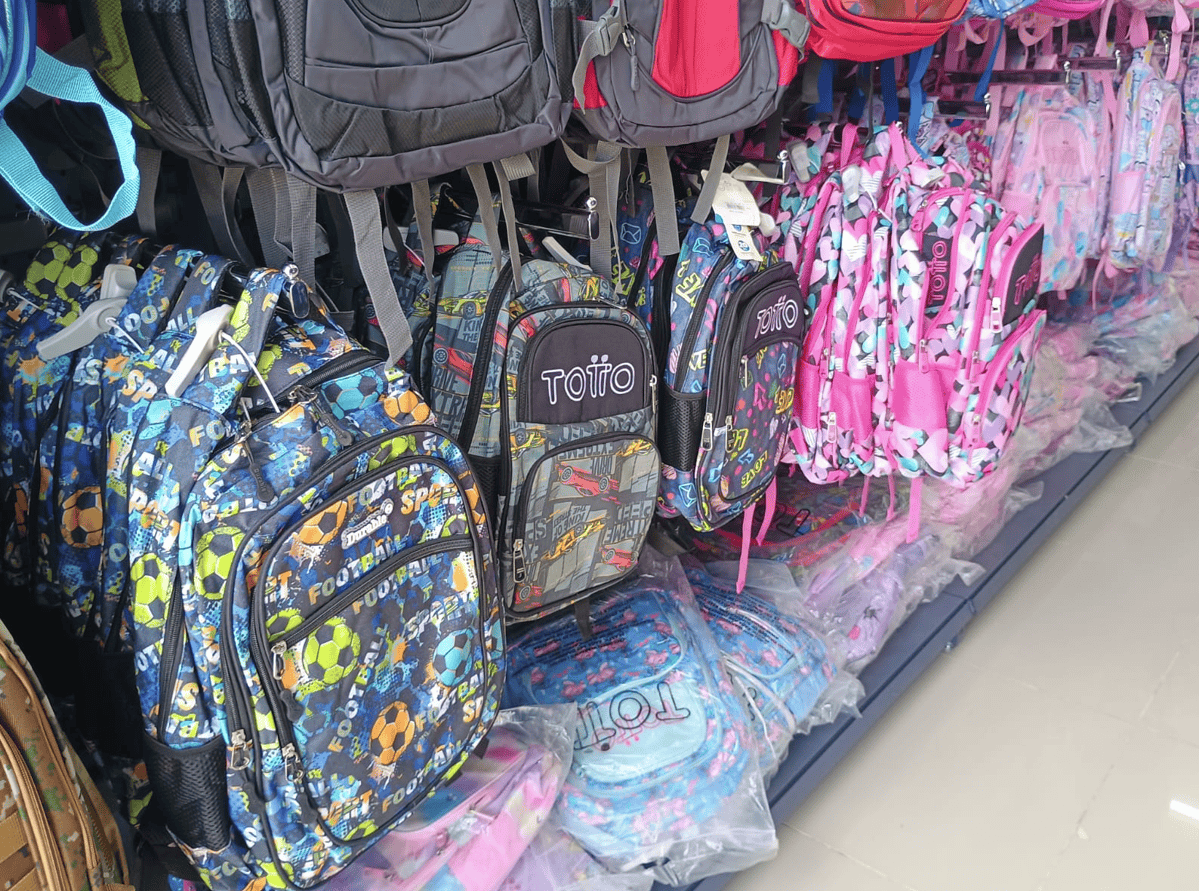 Parte de las mercancías en una tienda china de Higüey.