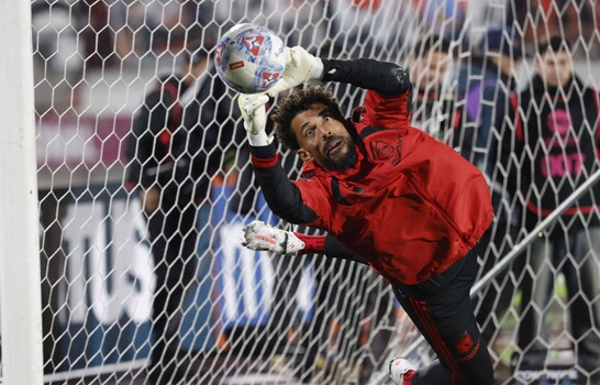 Debut so&ntilde;ado en Chile: Vozinha deja su arco en cero y se gana a la hinchada de Colo-Colo