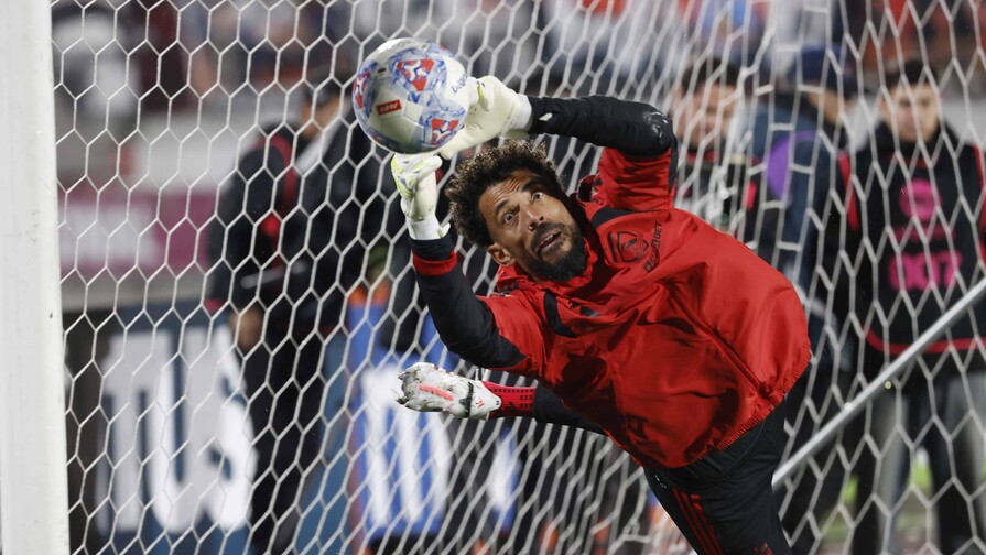Debut soñado en Chile: Vozinha deja su arco en cero y se gana a la hinchada de Colo-Colo Debut soñado en Chile: Vozinha deja su arco en cero y se gana a la hinchada de Colo-Colo