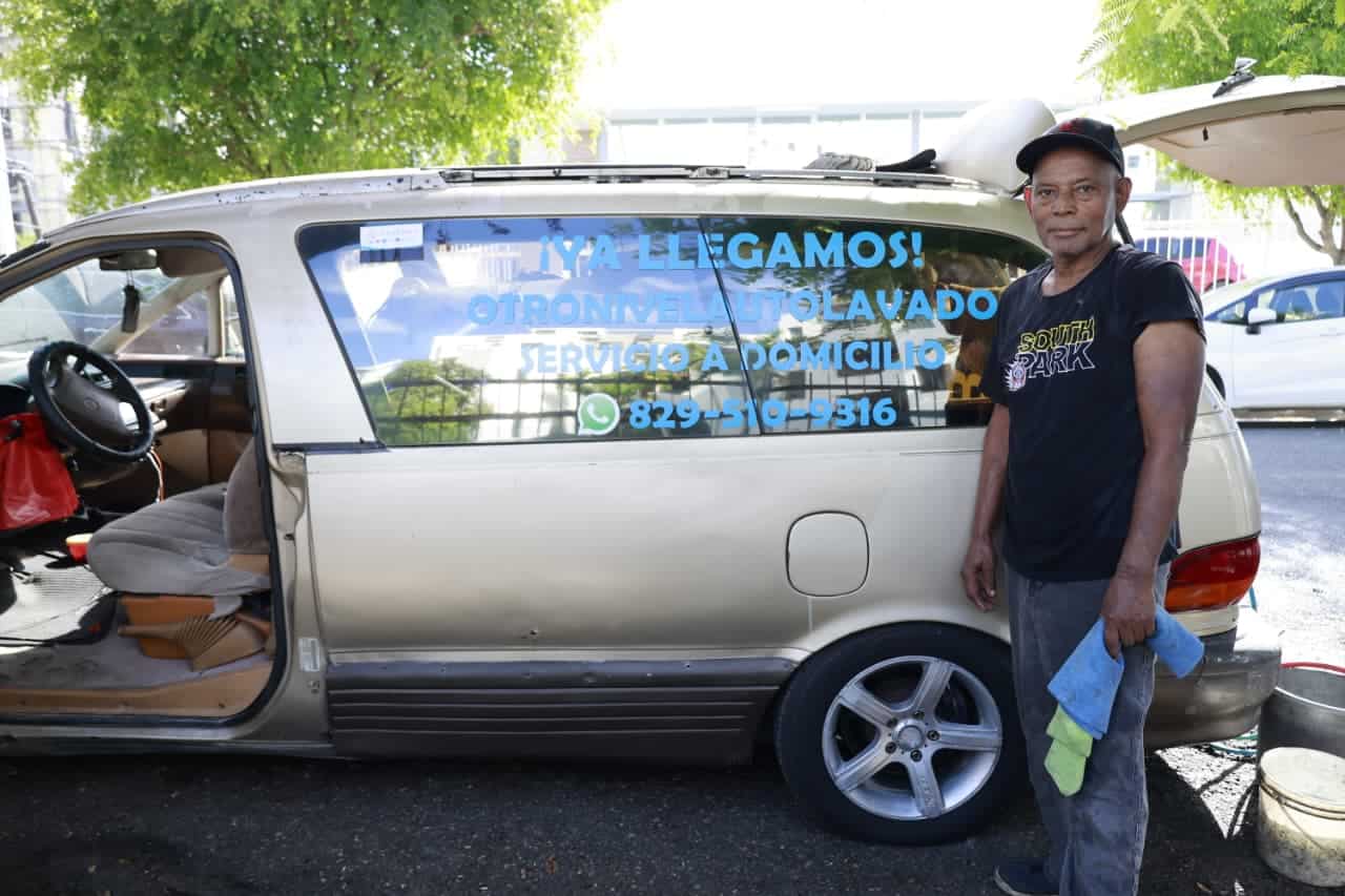 C&eacute;sar Barra muestra el lugar donde trabaja, a pocos metros de la parroquia El Buen Pastor.