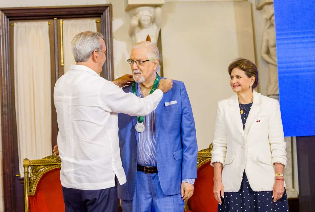 José del Castillo, también recibió la medalla personalizada por parte del presidente Abinader.