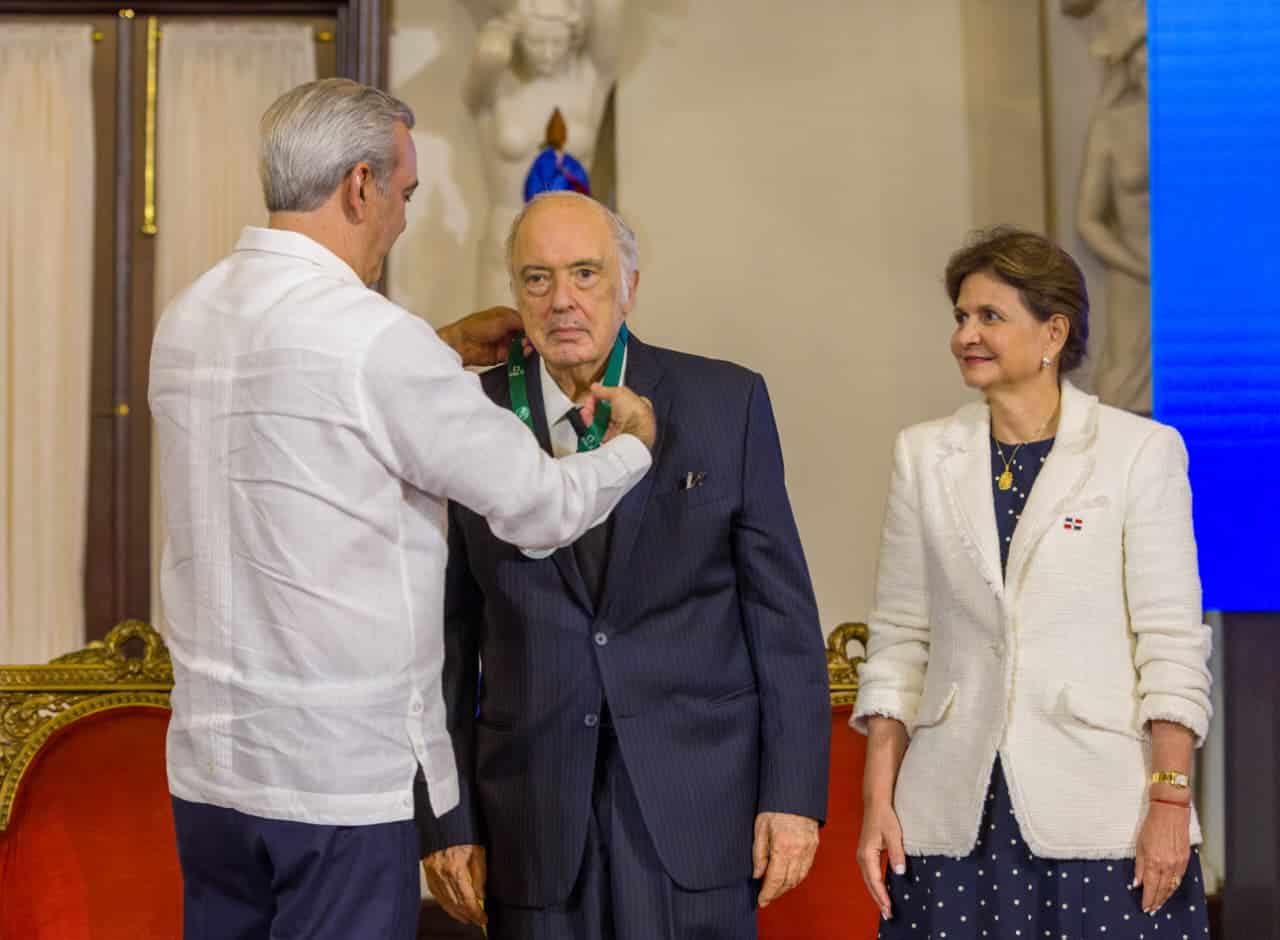 Bernardo Vega, recibe medalla personalizada por parte del presidente Abinader.