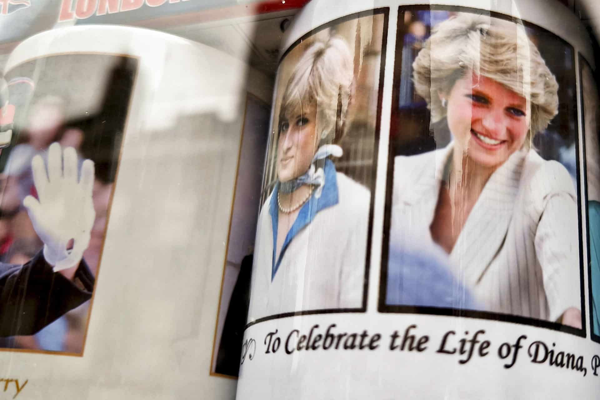 Detalle de una taza con la imagen de Diana de Gales a la venta en una tienda de recuerdos en Londres, Reino Unido. Este 28 de agosto se cumplen los 30 años del sonado divorcio de Diana de Gales y el ahora rey Carlos III, un trámite que puso fin al simulacro de un cuento de hadas y empujó a la princesa a abrazar una dolorosa libertad que apenas pudo disfrutar un año.&nbsp;<br>