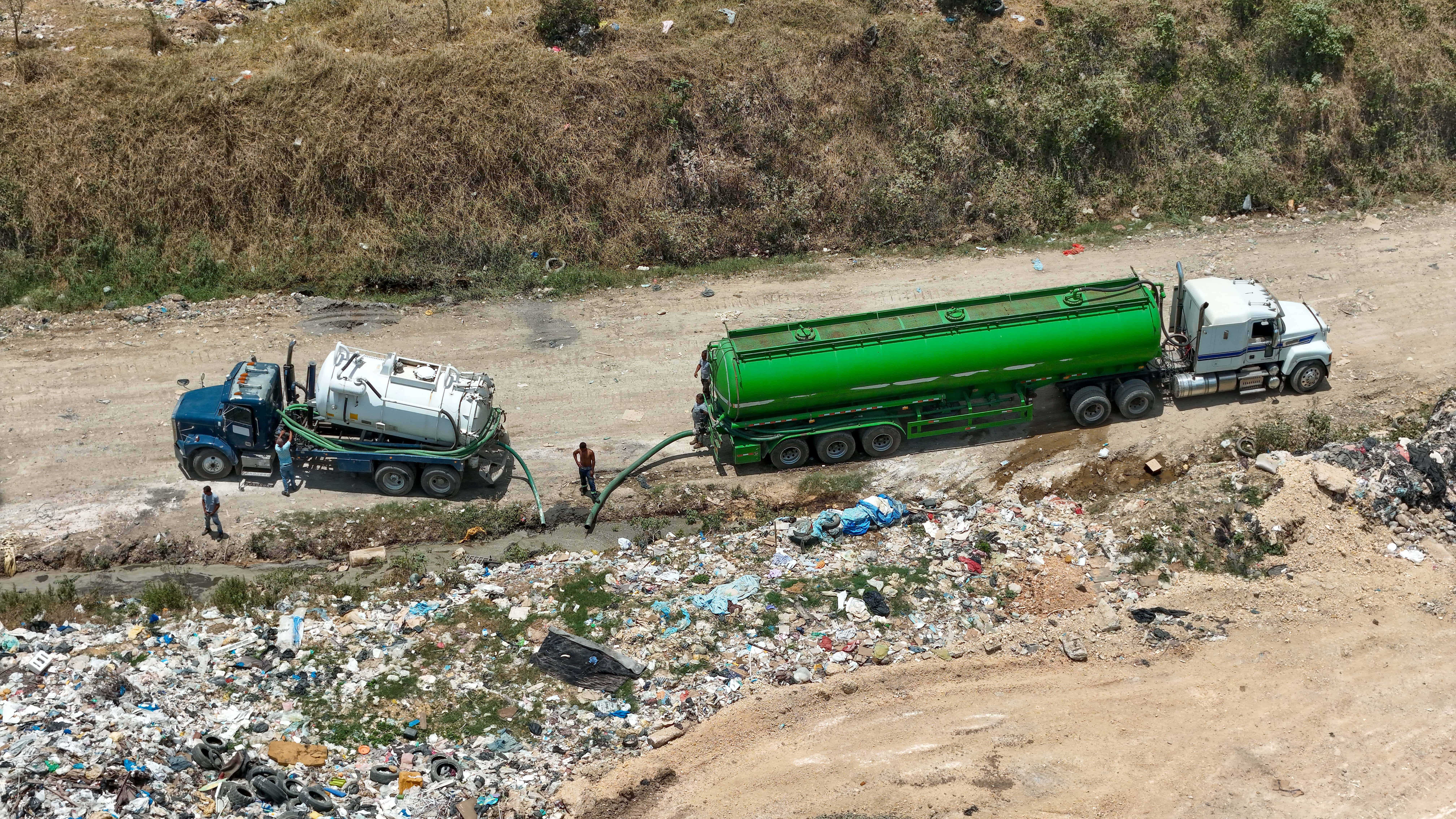 Sin ningún control se vierte materia fecal al aire libre en Duquesa.
