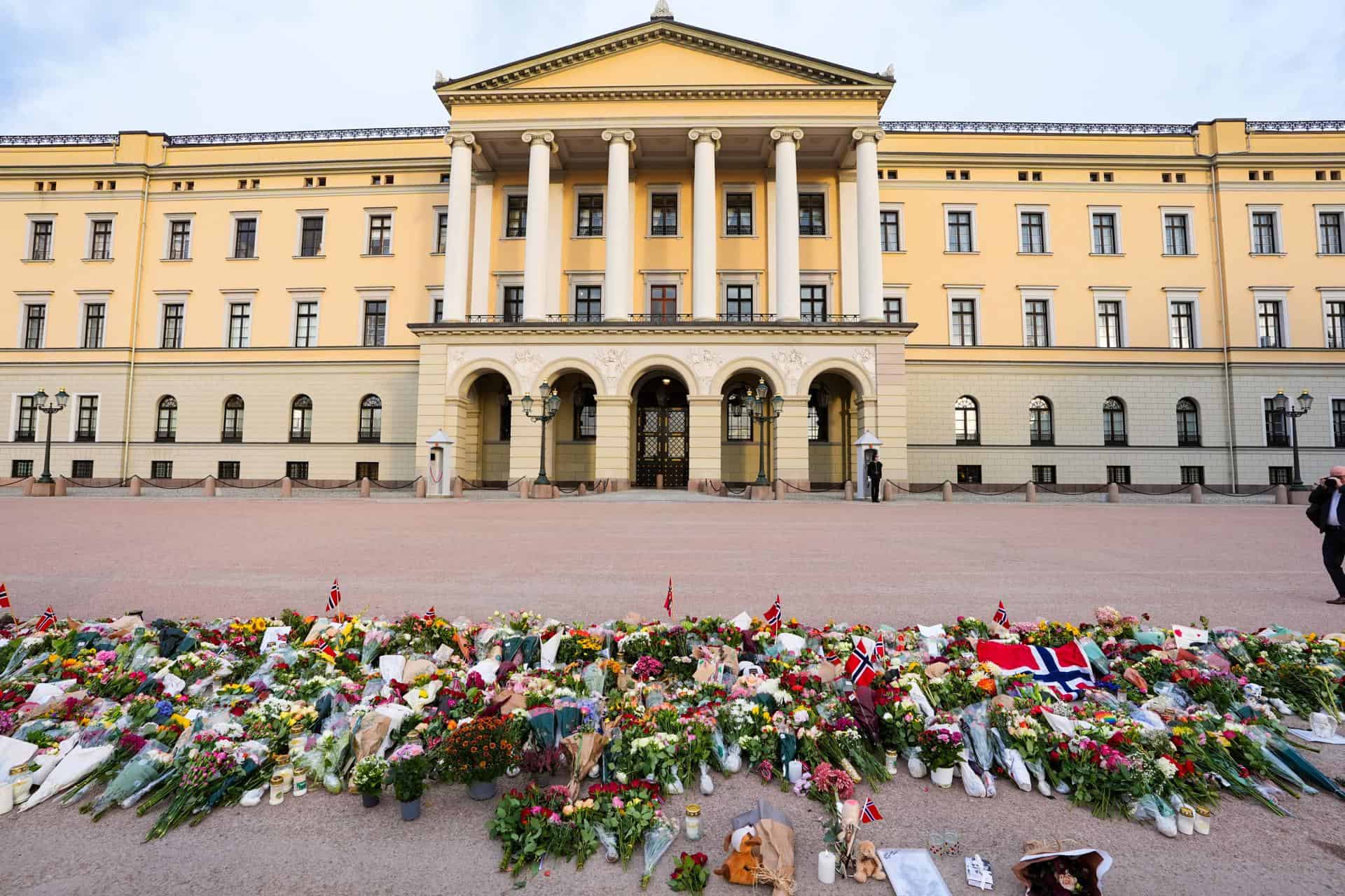 Flores depositadas en la Plaza del Palacio frente al Palacio Real en Oslo, Noruega, este viernes 28 de agosto de 2026. EFE/EPA/LISE ASERUD NORWAY OUT<br>