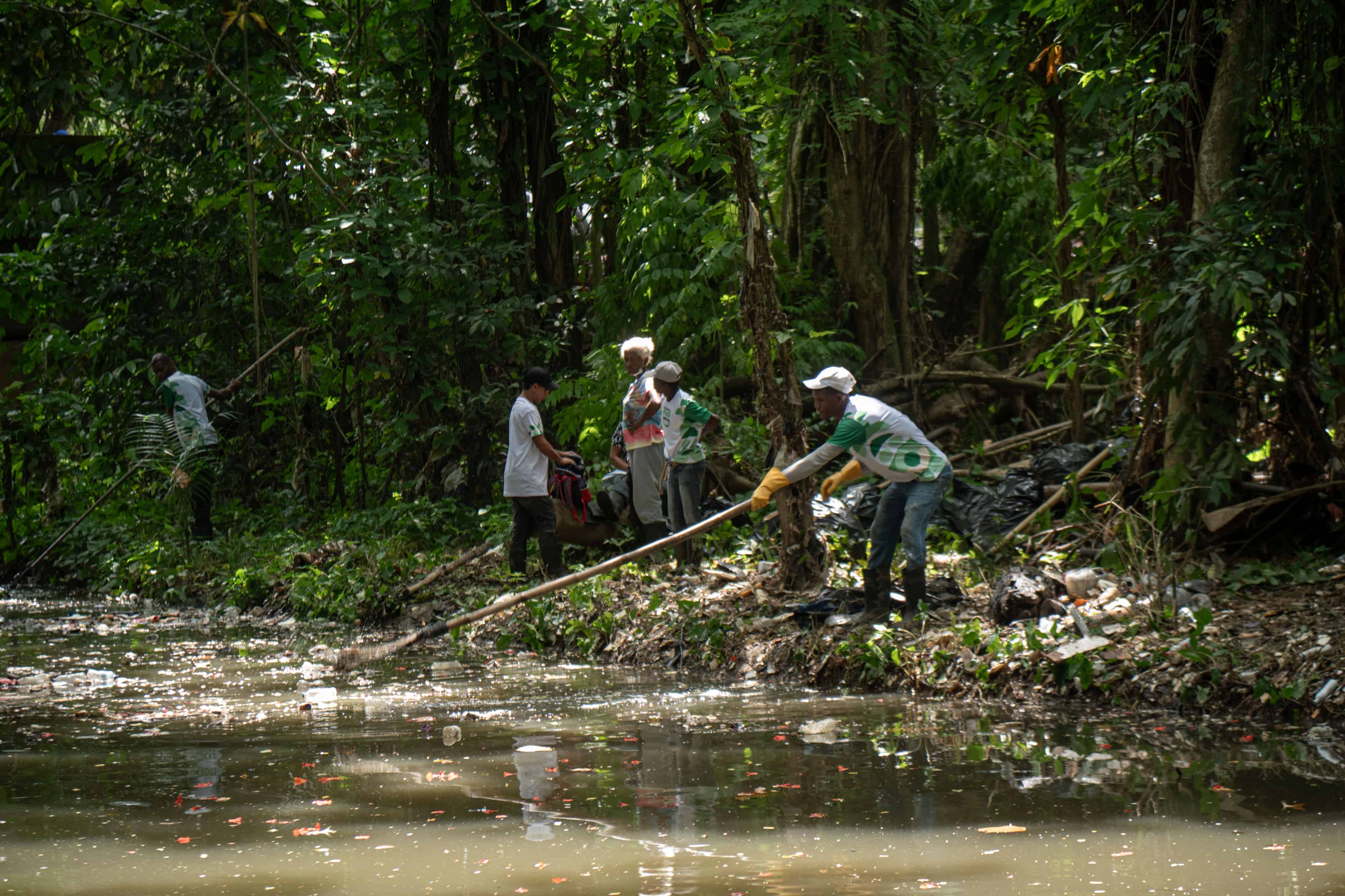 Personal del Ministerio de Medio Ambiente y Recursos Naturales recogiendo los desechos