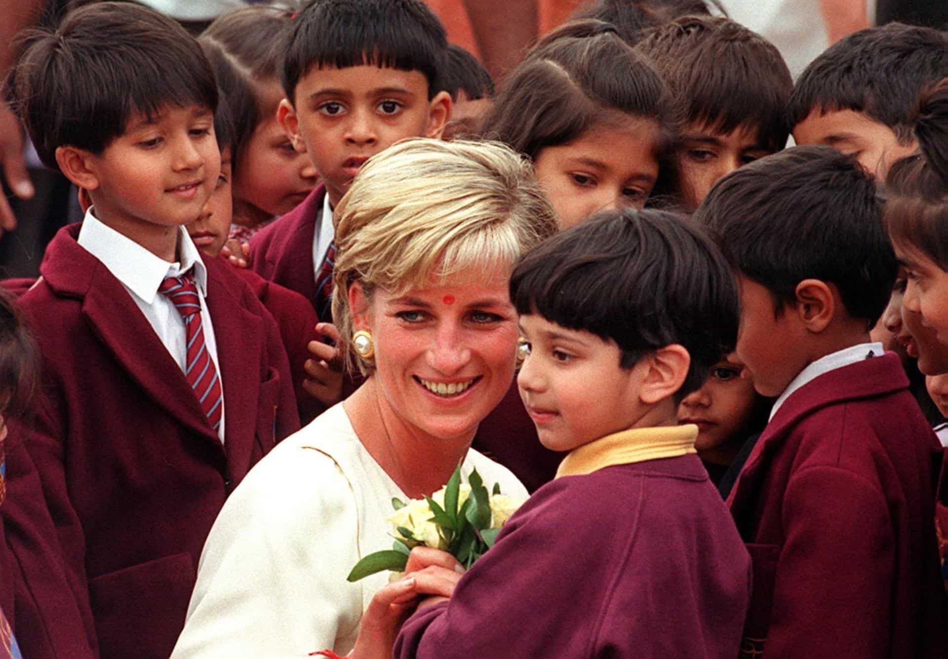 La princesa Diana de Gran Bretaña (C) reunida con niños durante su visita al templo hindú Neasden en Londres, Gran Bretaña, 6 de junio de 1997.<br>