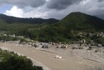 Sube a 584 el balance de muertos por la riada en Nepal