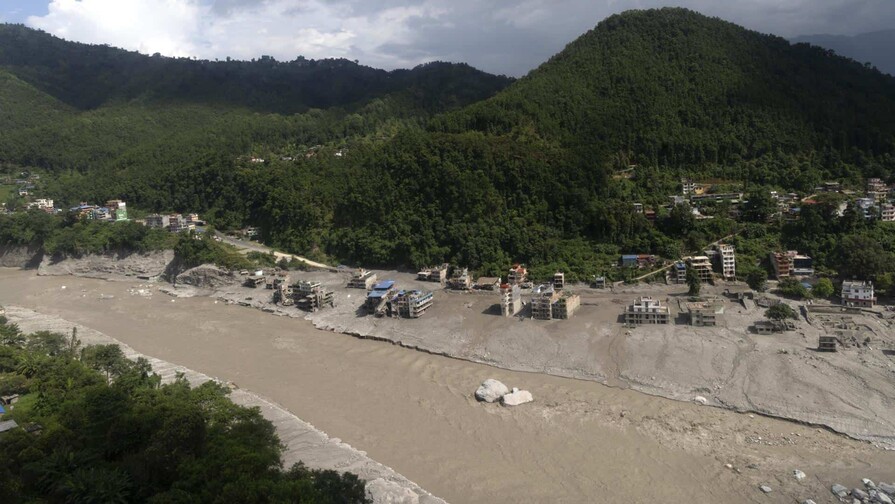 Sube a 584 el balance de muertos por la riada en Nepal