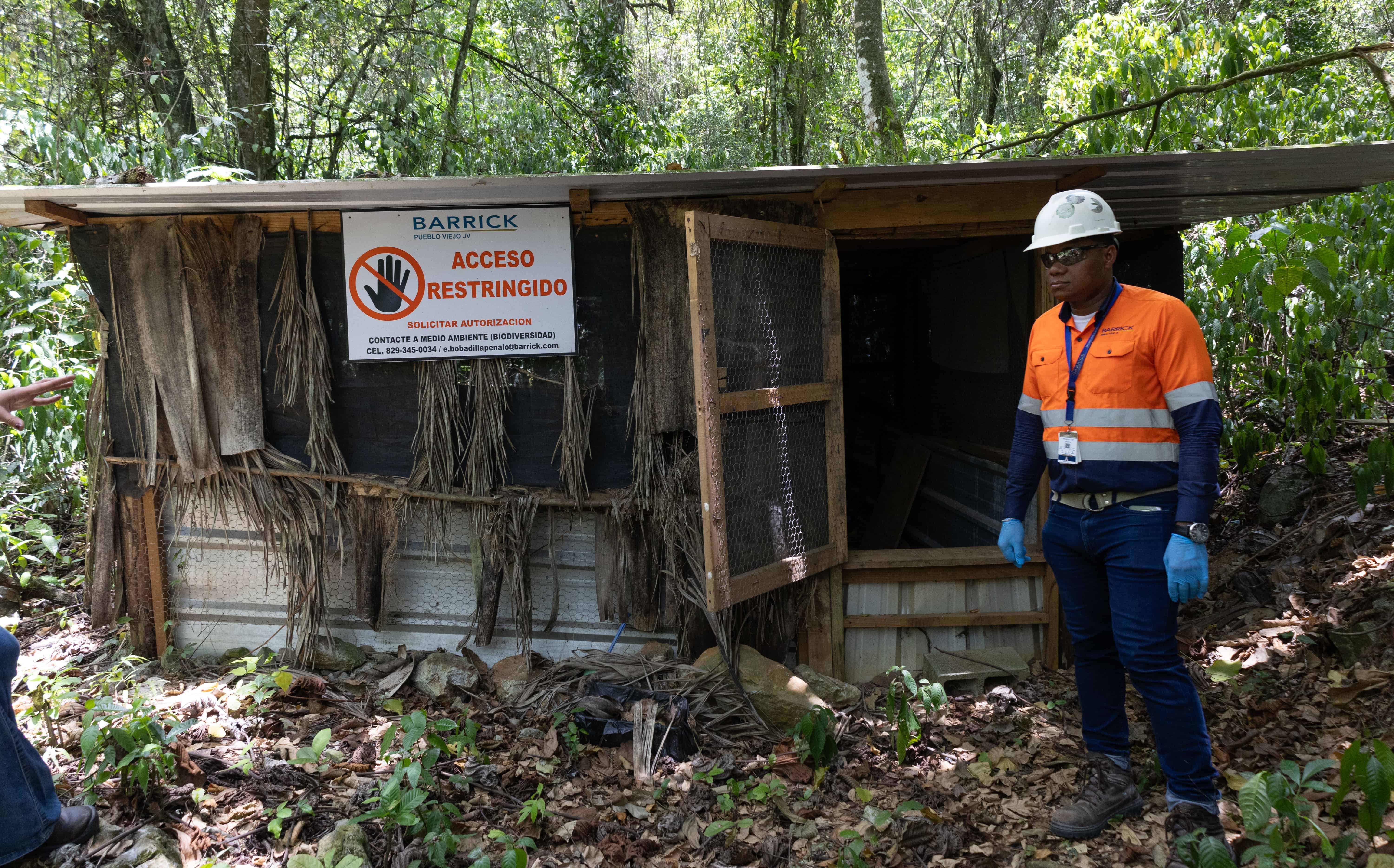 Instalaci&oacute;n de cuarentena orientada a reproducir condiciones del h&aacute;bitat de una jut&iacute;a. 
