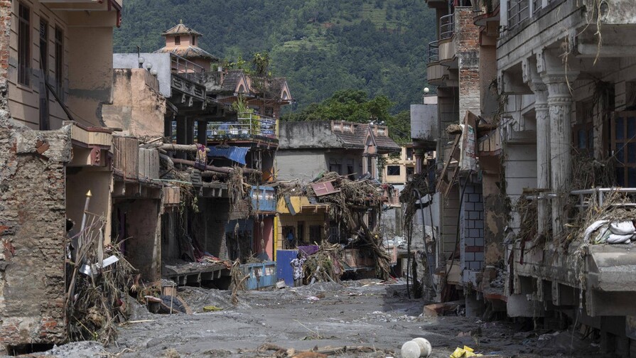 Riada en Nepal: casi 600 muertos, 2,500 desaparecidos y China retoma labores de rescate