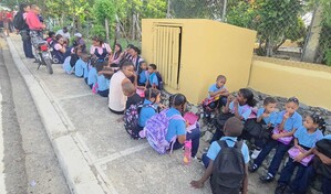Estudiantes de La Ceiba pierden clases por conflicto que mantiene cerrada la escuela