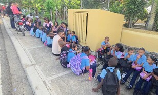Estudiantes de La Ceiba pierden clases por conflicto que mantiene cerrada la escuela