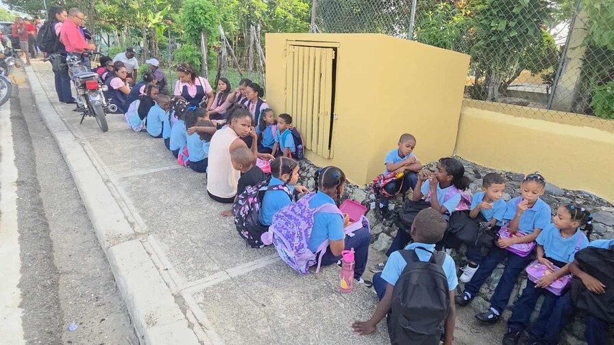 Estudiantes de La Ceiba pierden clases por conflicto que mantiene cerrada la escuela