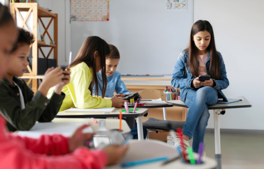 &iquest;El celular afecta la comprensi&oacute;n lectora de los ni&ntilde;os? Esto dicen los estudios