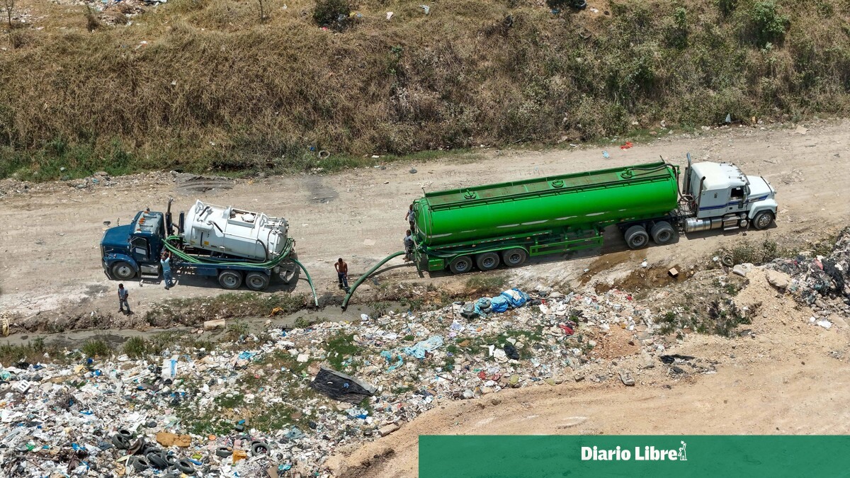 Camiones vierten materia fecal a cielo abierto en el vertedero Duquesa