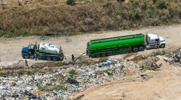 Camiones vierten materia fecal a cielo abierto en el vertedero Duquesa