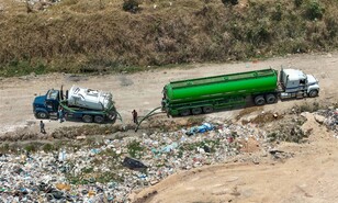 Camiones vierten materia fecal a cielo abierto en el vertedero Duquesa