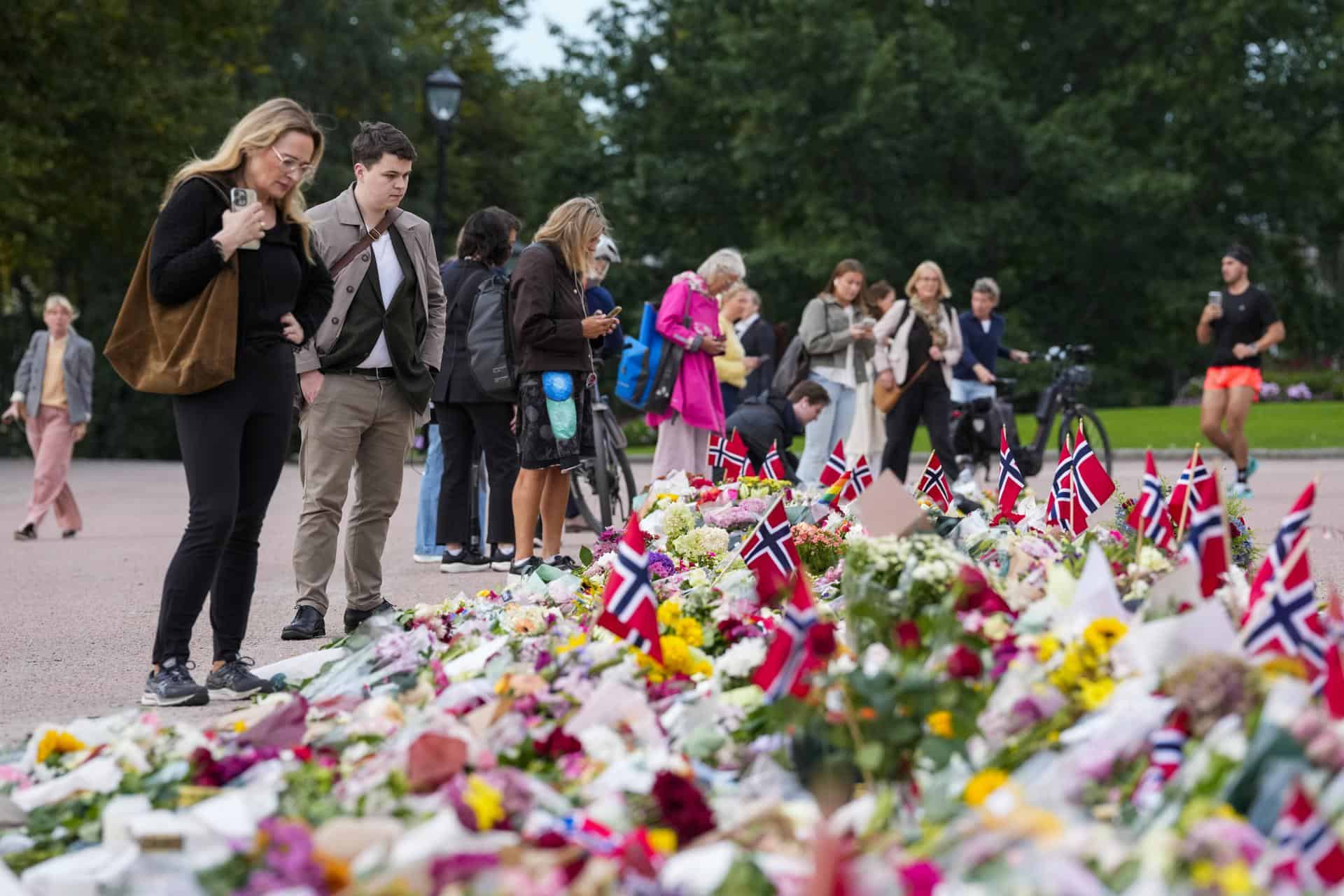 La gente deposita flores en la Plaza del Palacio frente al Palacio Real en Oslo, Noruega, este viernes 28 de agosto de 2026.