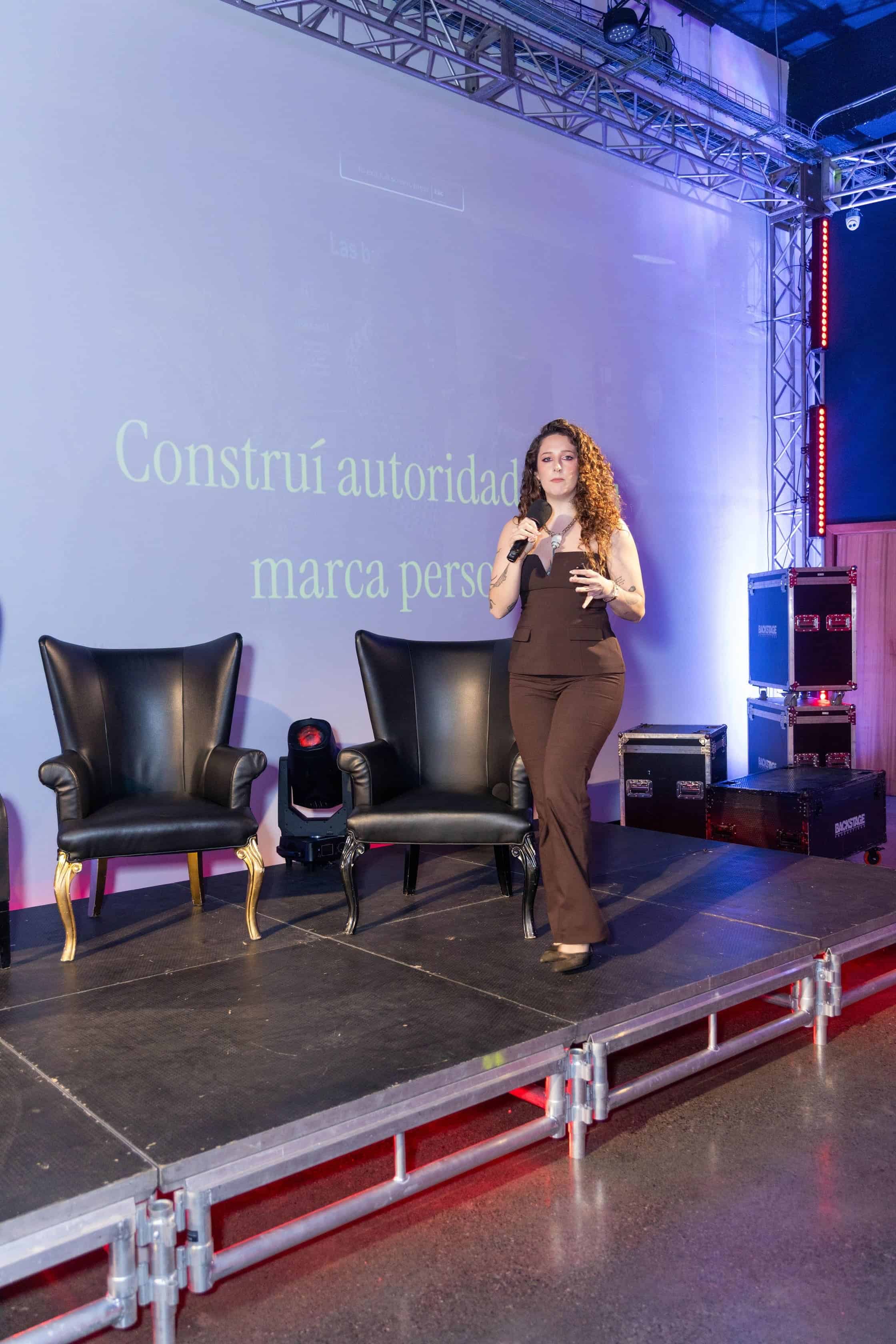 Den Borgg, conferencista argentina.