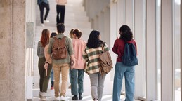 EE. UU. demanda a cuatro estados por leyes que ayudan a estudiantes sin estatus migratorio