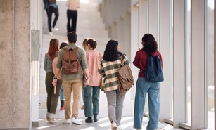 EE. UU. demanda a cuatro estados por leyes que ayudan a estudiantes sin estatus migratorio