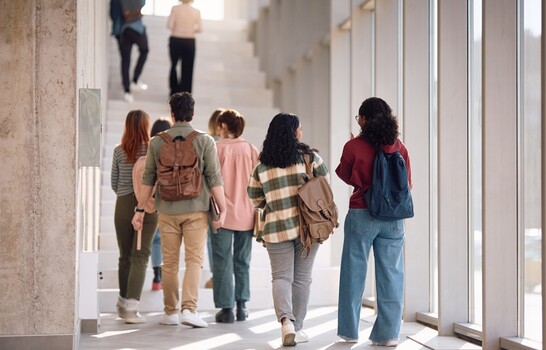 EE. UU. demanda a cuatro estados por leyes que ayudan a estudiantes sin estatus migratorio
