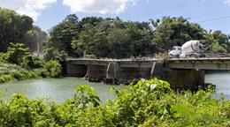 Puente entre Hato Nuevo y Quita Sue&ntilde;o sigue sin barandas y expone a usuarios a caer al r&iacute;o Haina