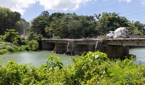 Puente entre Hato Nuevo y Quita Sueño sigue sin barandas y expone a usuarios a caer al río Haina