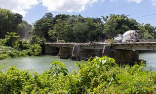 Puente entre Hato Nuevo y Quita Sue&ntilde;o sigue sin barandas y expone a usuarios a caer al r&iacute;o Haina