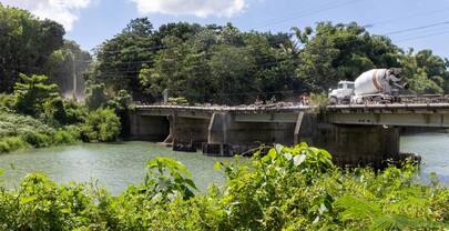 Puente entre Hato Nuevo y Quita Sue&ntilde;o sigue sin barandas y expone a usuarios a caer al r&iacute;o Haina