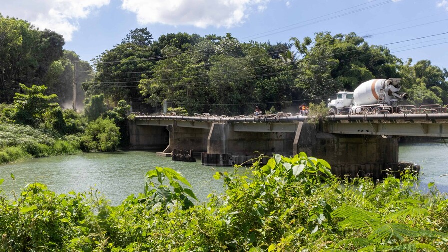 Puente entre Hato Nuevo y Quita Sueño sigue sin barandas y expone a usuarios a caer al río Haina
