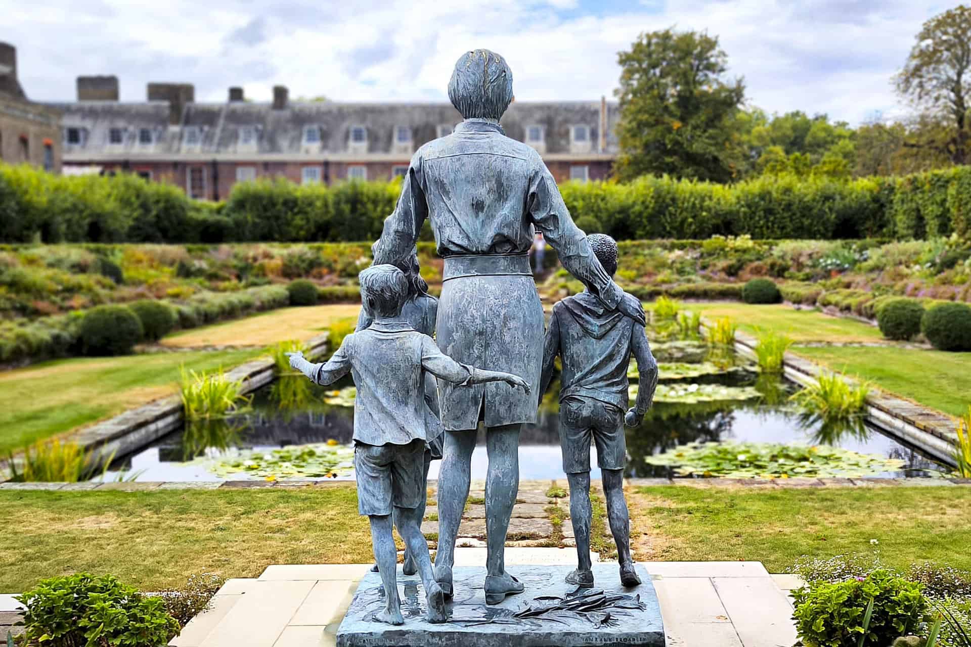 Estatua de Diana de Gales con sus dos hijos en los Jardines de Kensington Palace en Londres, Reino Unido. Este 28 de agosto se cumplen los 30 años del sonado divorcio de Diana de Gales y el ahora rey Carlos III, un trámite que puso fin al simulacro de un cuento de hadas y empujó a la princesa a abrazar una dolorosa libertad que apenas pudo disfrutar un año. EFE/Guillermo Garrido