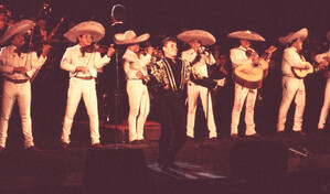 Un filme muestra im&aacute;genes in&eacute;ditas del archivo de Juan Gabriel tras 10 a&ntilde;os de su muerte