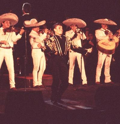 Un filme muestra im&aacute;genes in&eacute;ditas del archivo de Juan Gabriel tras 10 a&ntilde;os de su muerte