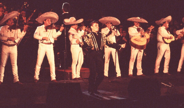 Un filme muestra im&aacute;genes in&eacute;ditas del archivo de Juan Gabriel tras 10 a&ntilde;os de su muerte