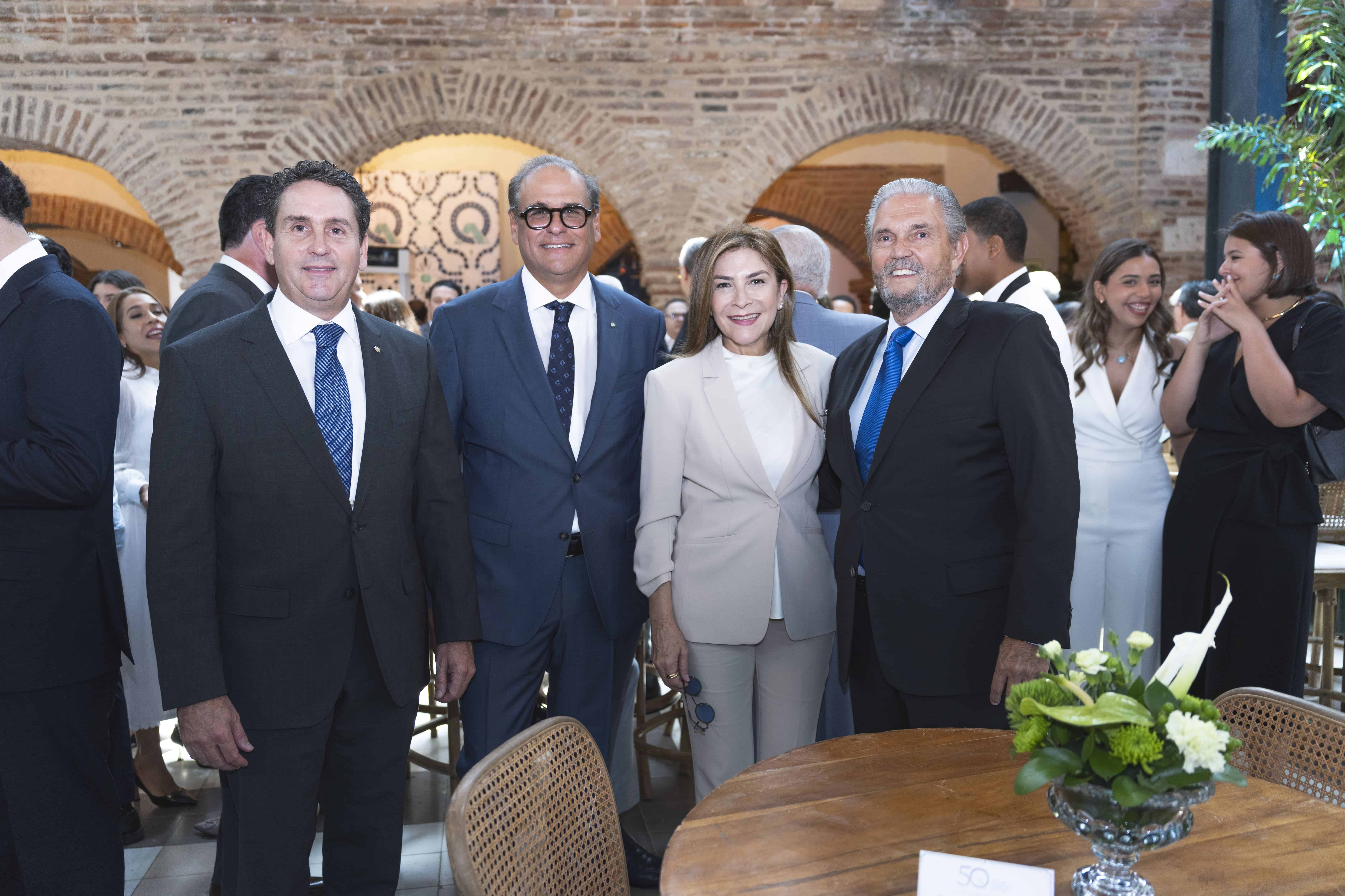 Wilfredo Baquero, Ramón Omar Alma, la alcaldesa del DN, Carolina Mejía y Ángel del Valle.
