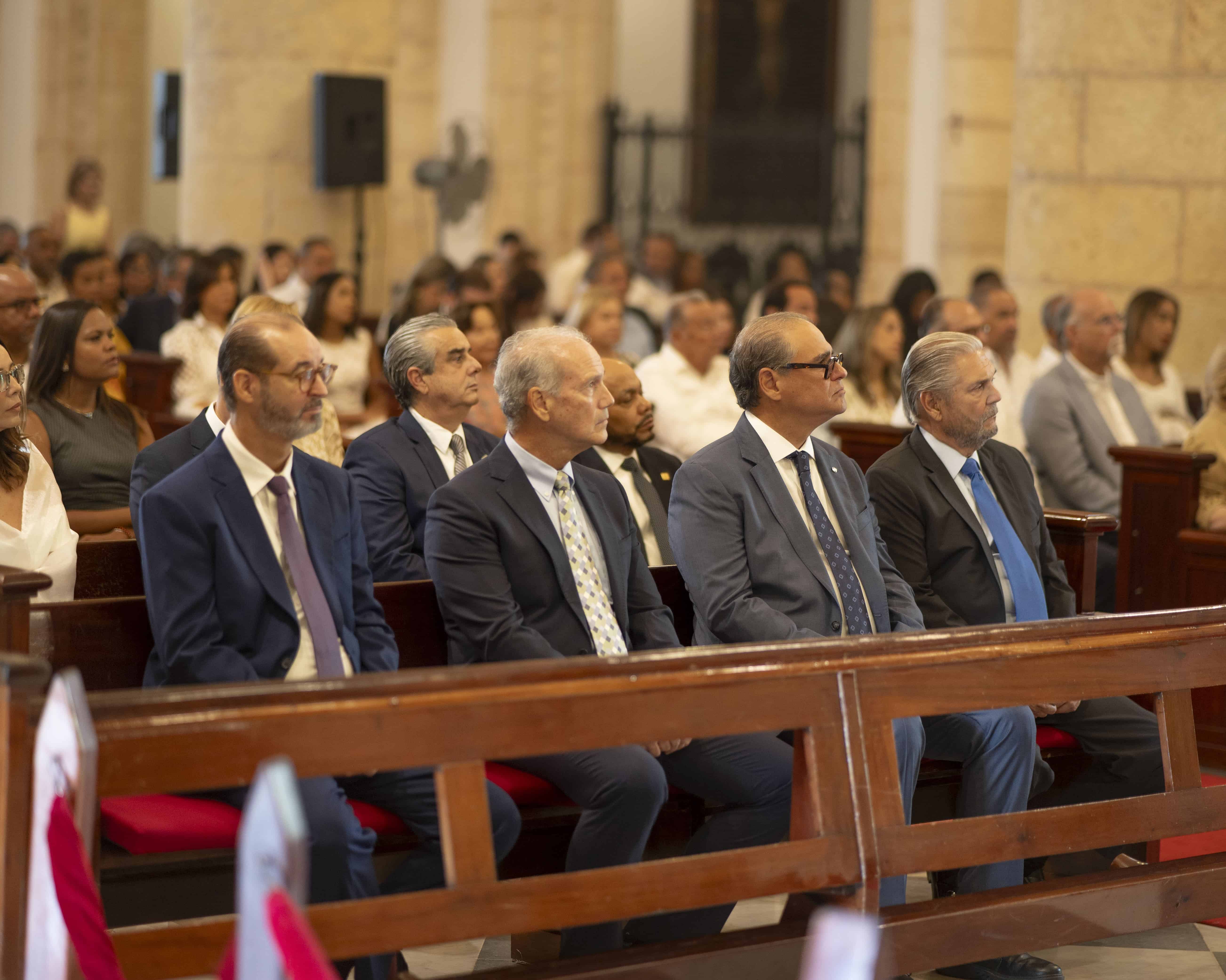 Carlos Federico Reyes, Bernardo González del Rey, Ramón Omar Alma y Ángel del Valle durante la misa en la Catedral Primada de América. 